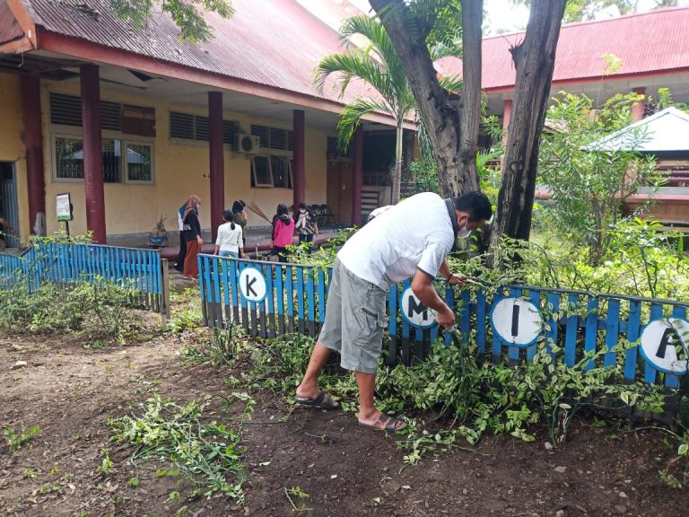 Bakti Lingkungan Persiapan Lomba Penataan Ruang Kantor dan Kebersihan Program Studi